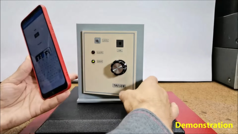 Arduino Door Lock with Smartphone Flashlight Login