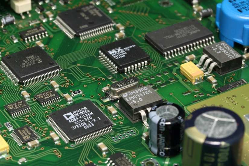 what is a pcb - components on a pcb