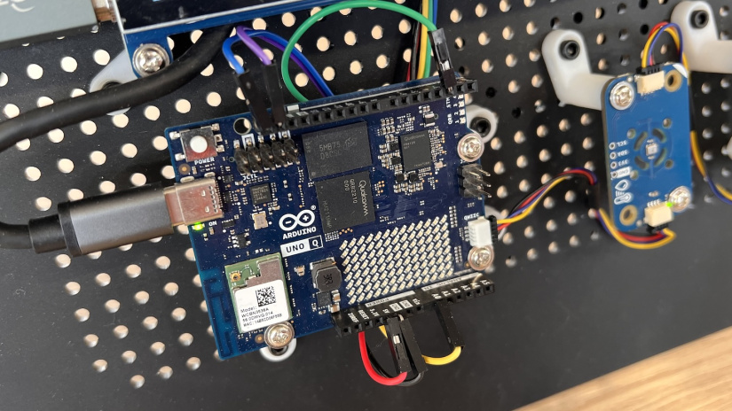 The UNO Q blends a Linux-capable Qualcomm QRB2210 application processor with an STM32U585 microcontroller in the classic UNO footprint