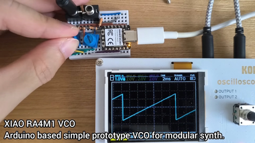 Seeed studio XIAO RA4M1 simple Arduino synthesizer