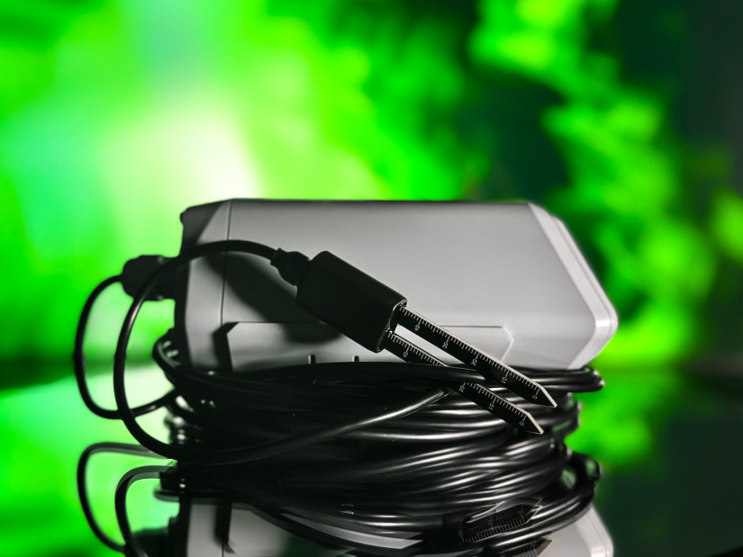 SenseCAP S2104 Landscape image on green background