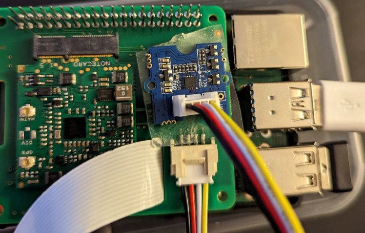 Connecting the accelerometer to the Notecarrier Pi HAT was extremely simple. 